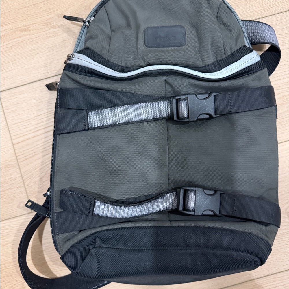 Time sling bag gray